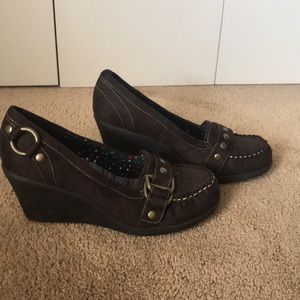 Wedge heeled suede shoes